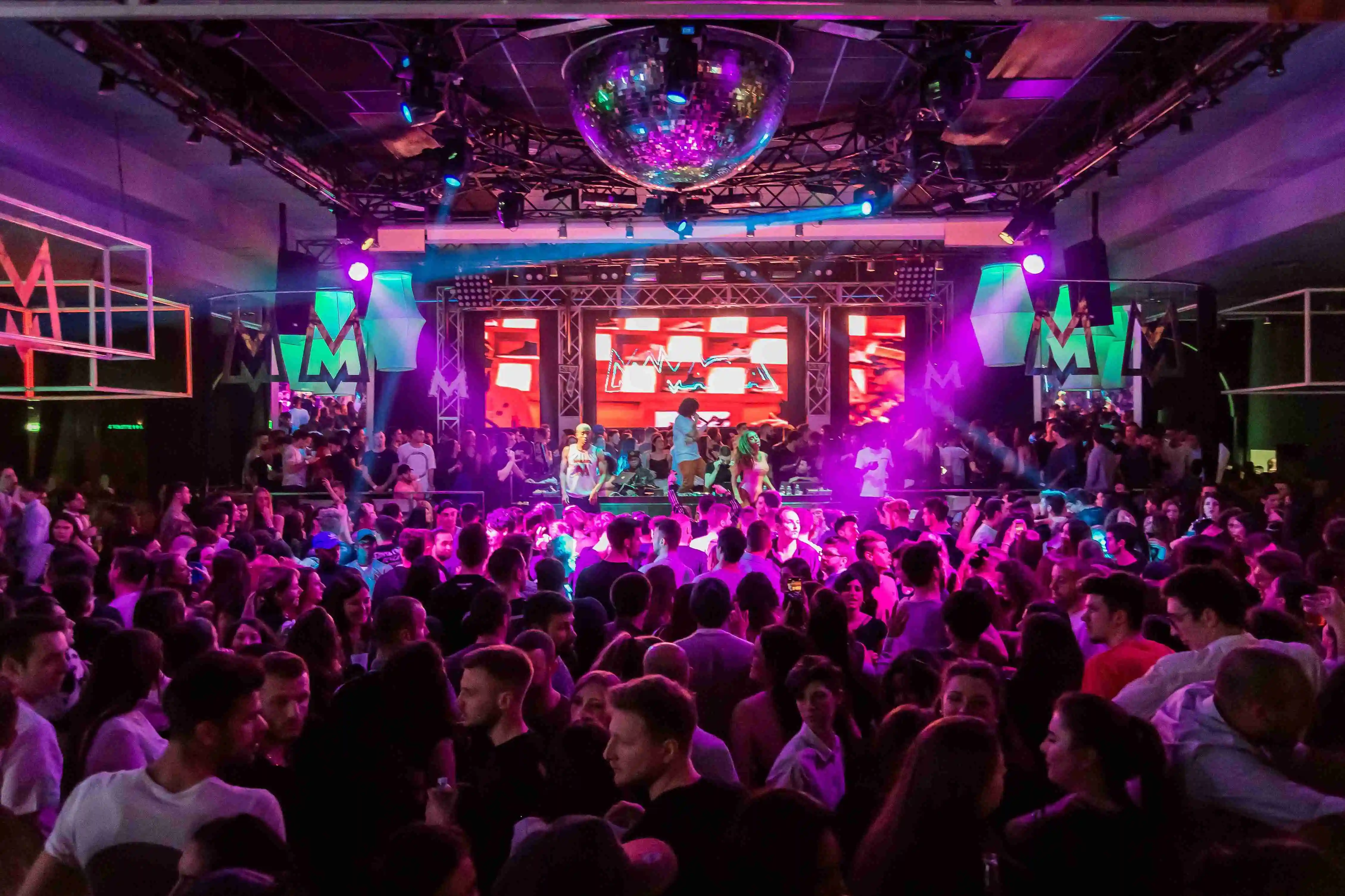 Phuket Tour: Dive into the Vibrant Scene of Local Cafés, Bars, Street Food, and Nightclubs